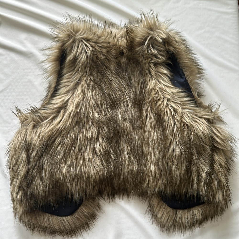 American Eagle faux fur vest - Picture 2 of 4